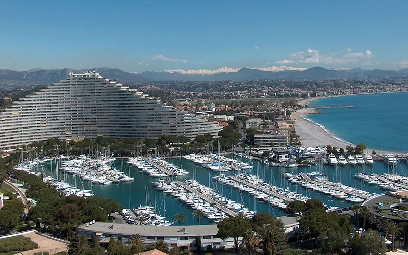 Port de plaisance et immeuble courbe de Marina Baie des Anges à Villeneuve-Loubet