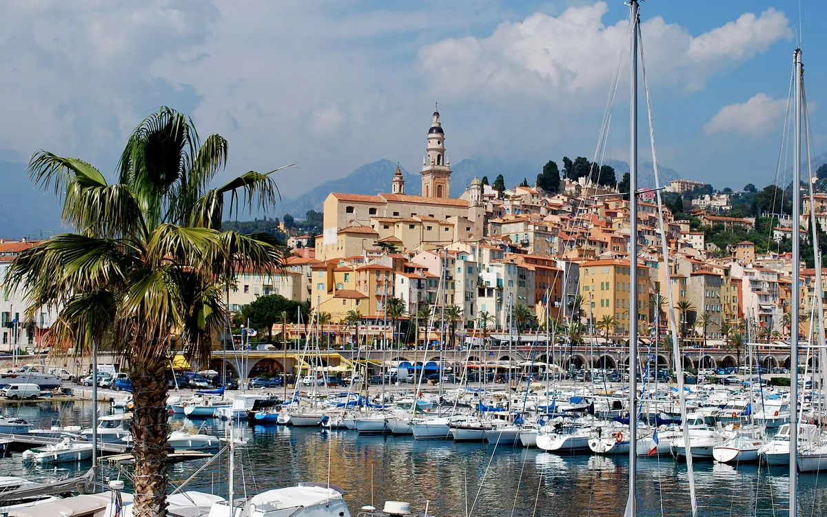 Façades colorées de Menton dominant son port