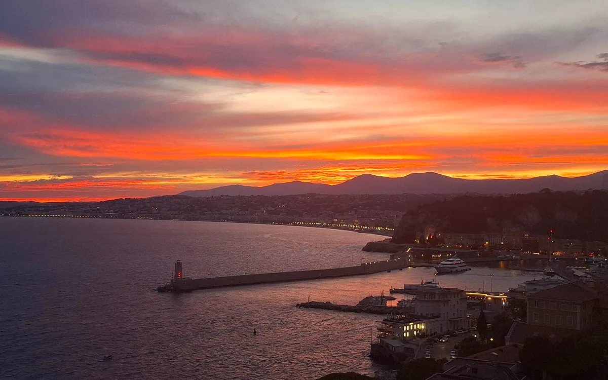 Coucher de soleil sur le port de Nice et la Méditerranée