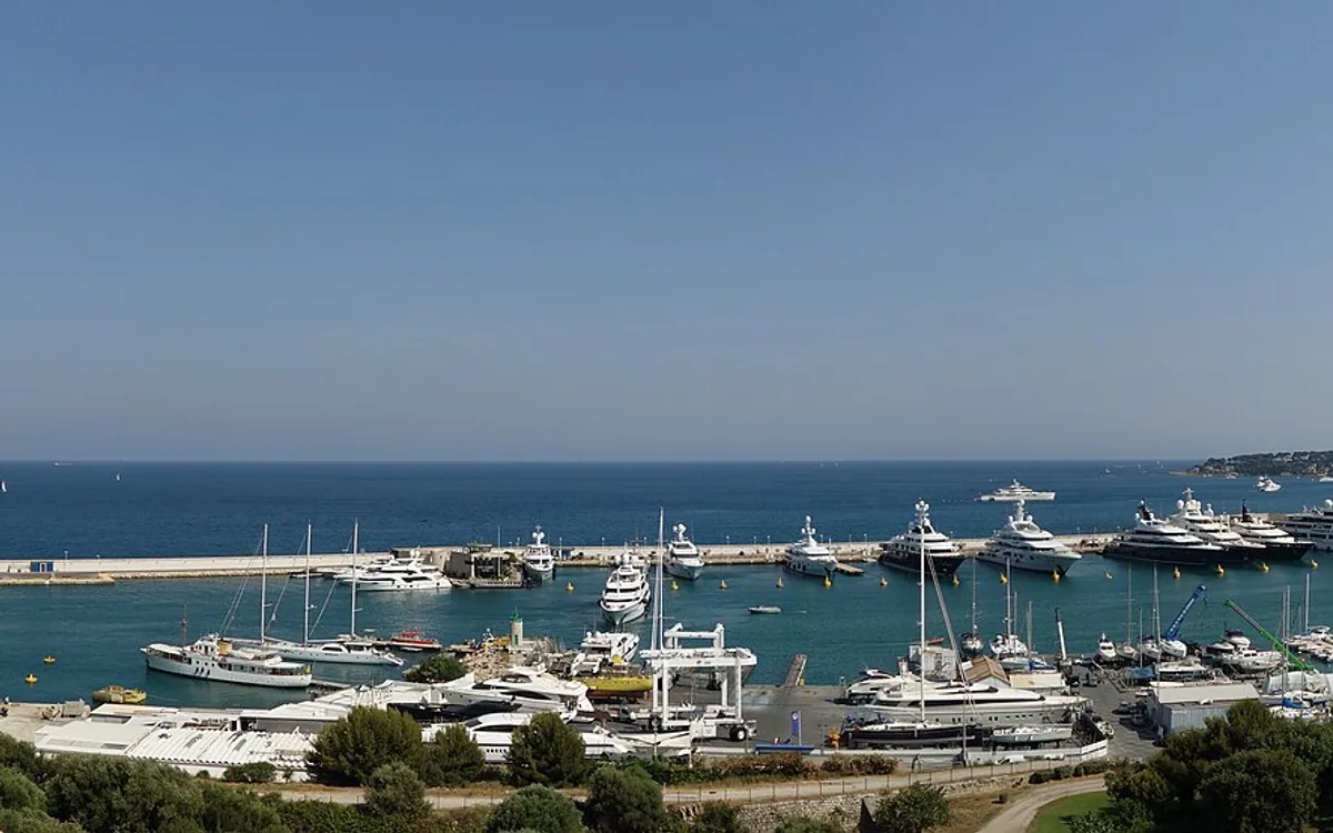 Yachts amarrés dans le port Vauban à Antibes
