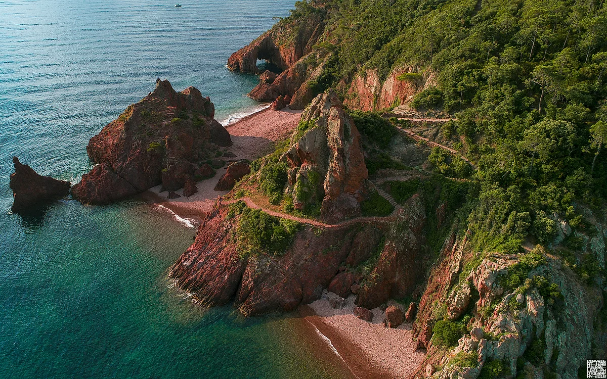Pointe de l’Aiguille à Théoule-sur-Mer, crique méditerranéenne bordée de roches rouges