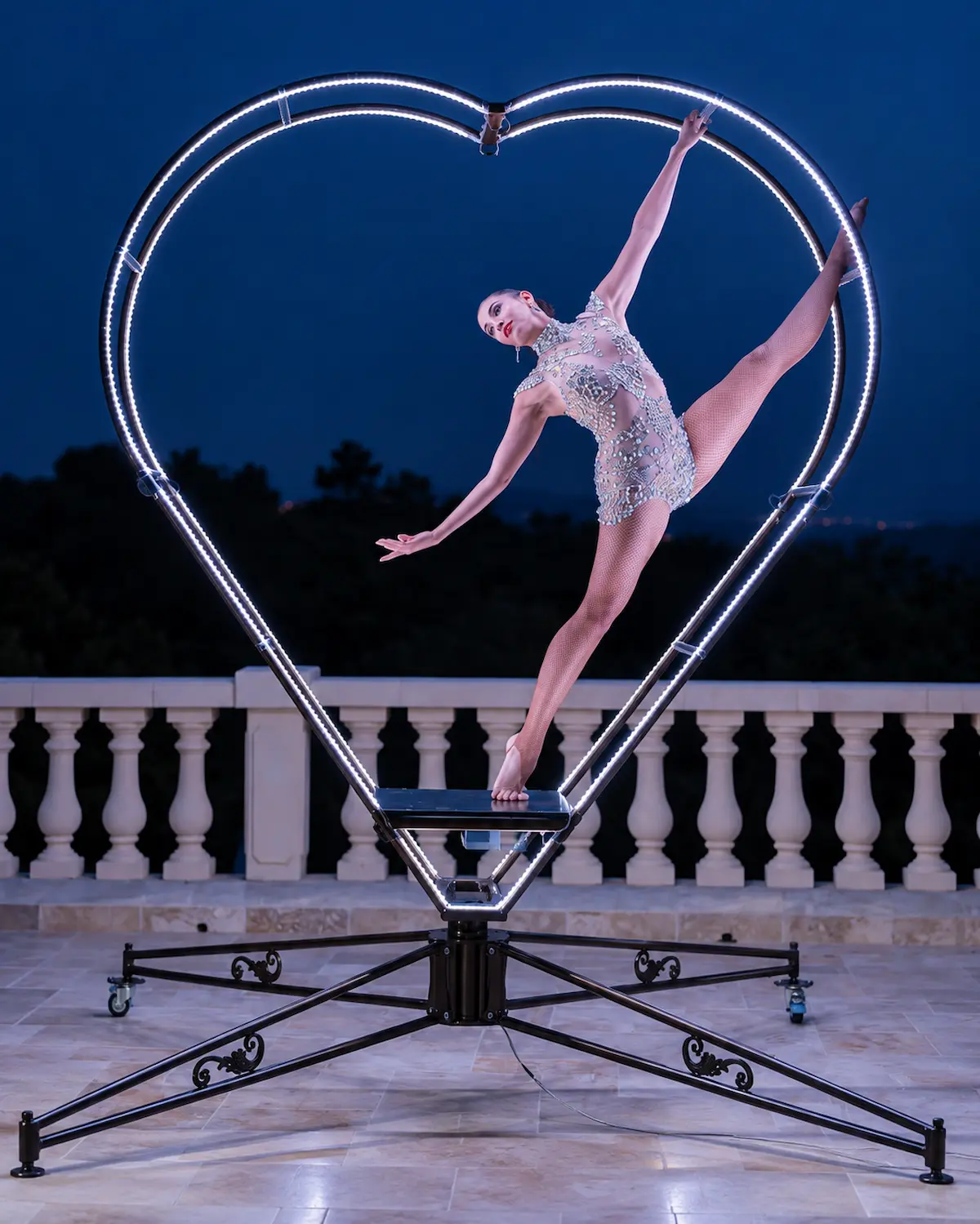 Artiste réalisant une performance au cerceau lumineux lors d’une soirée événementielle