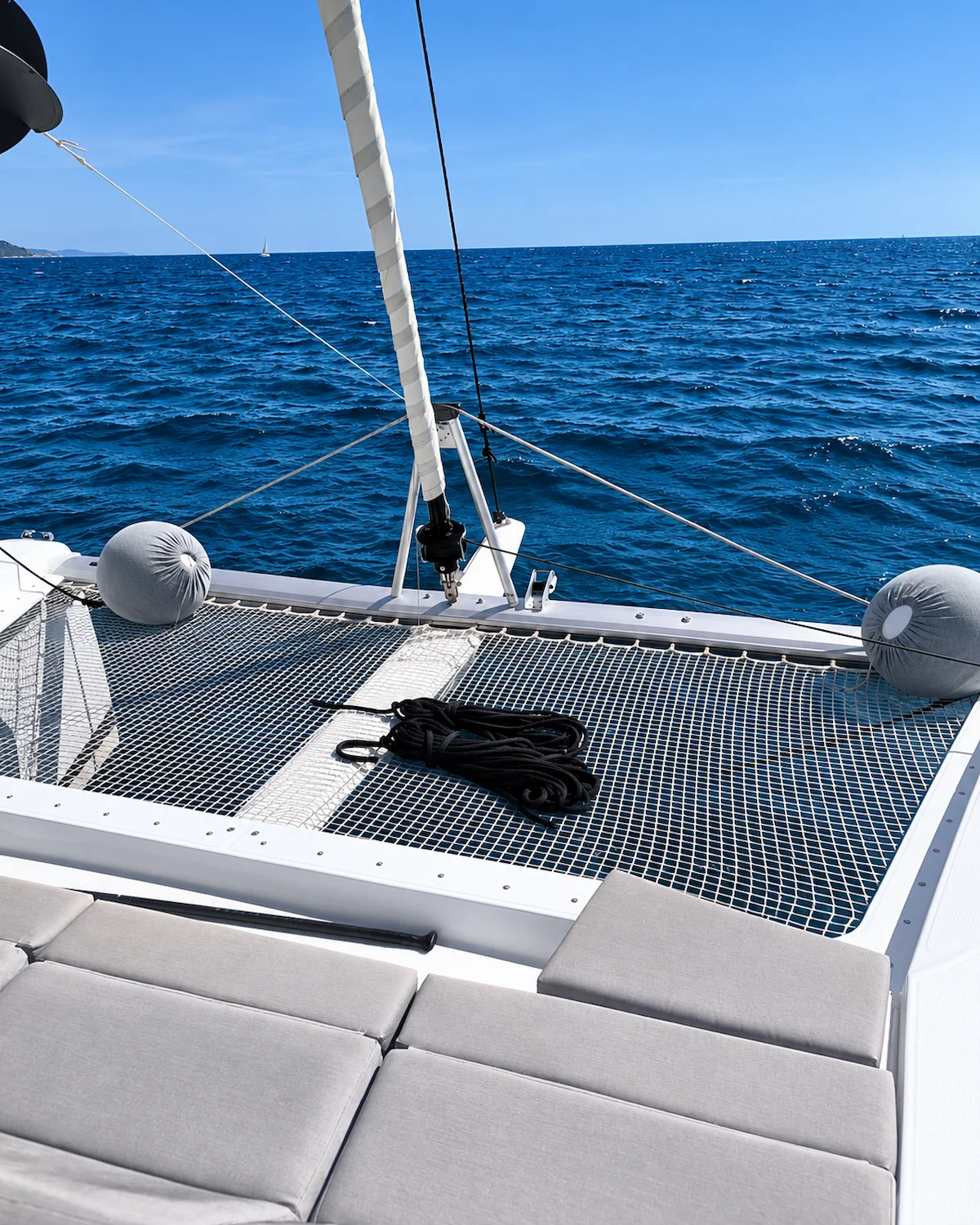 Catamaran en navigation sur la Côte d’Azur