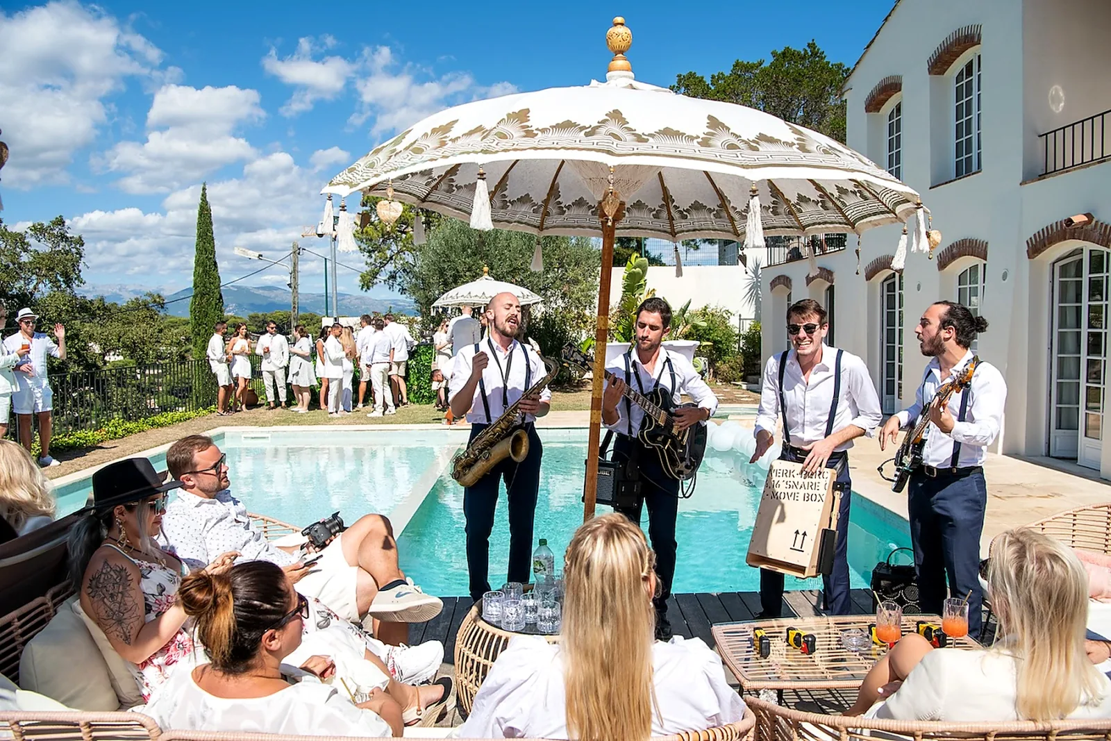 Musiciens jouant au bord d’une piscine lors d’un événement en villa.