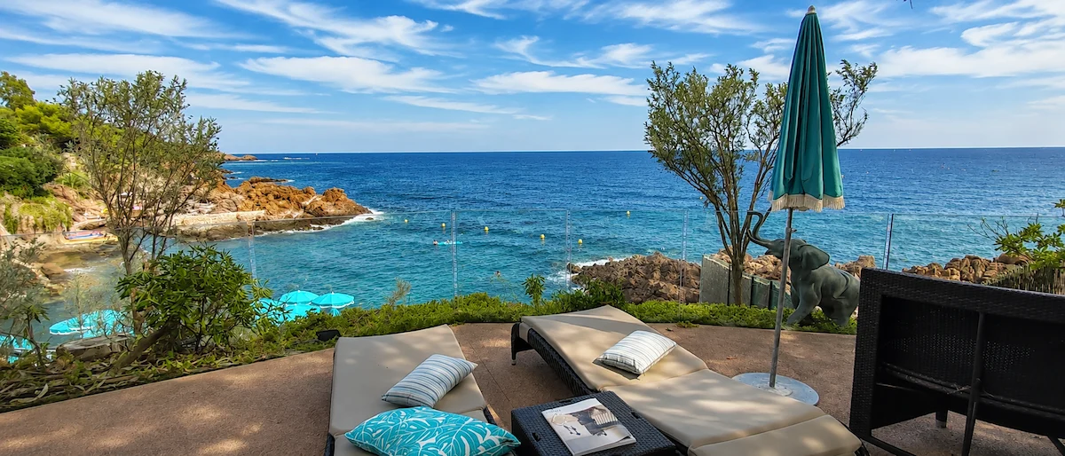 Terrasse face à la Méditerranée pouvant inspirer un anniversaire sur la Côte d’Azur