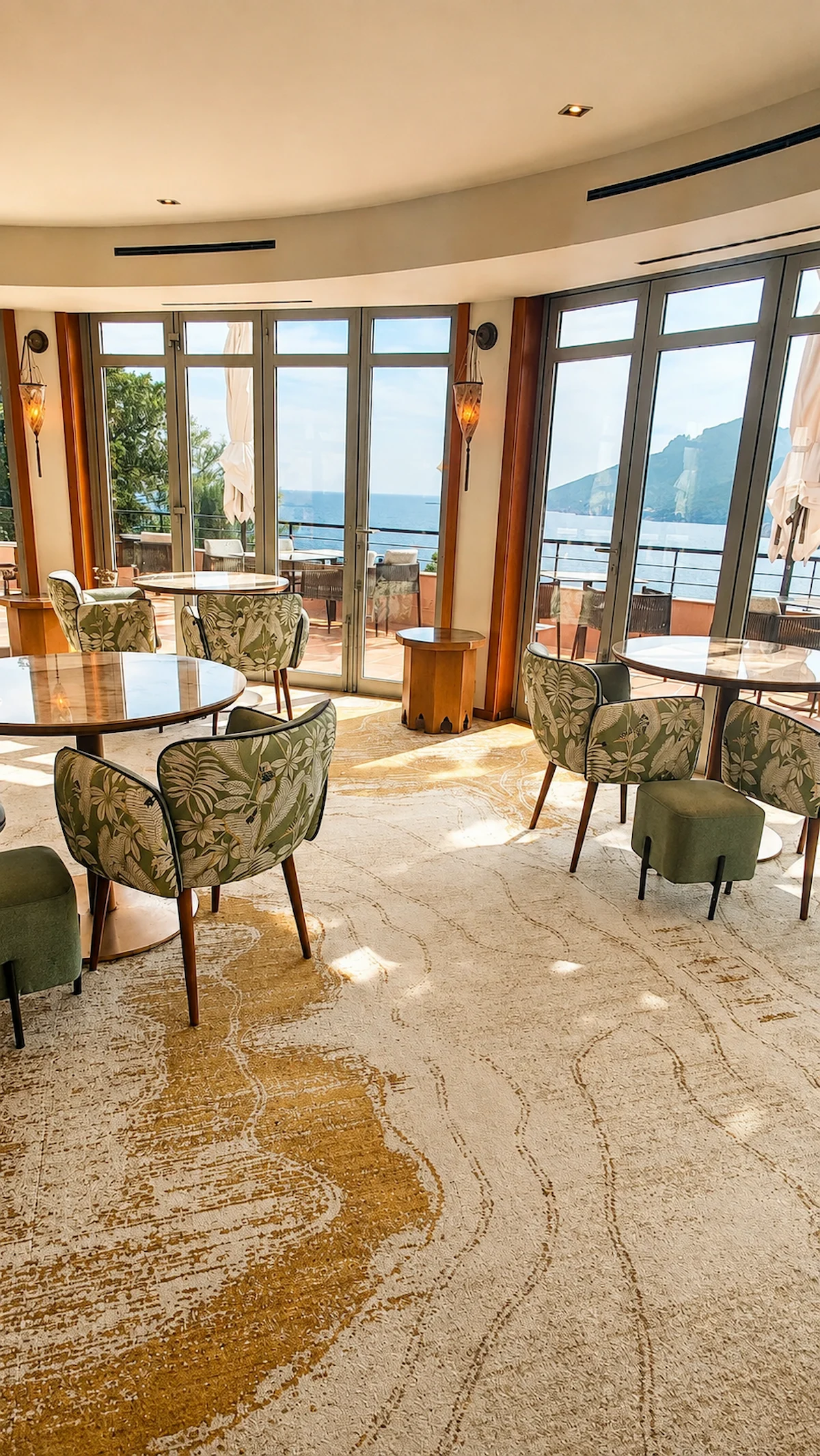 Salon avec vue mer dans un hôtel à Théoule-sur-Mer