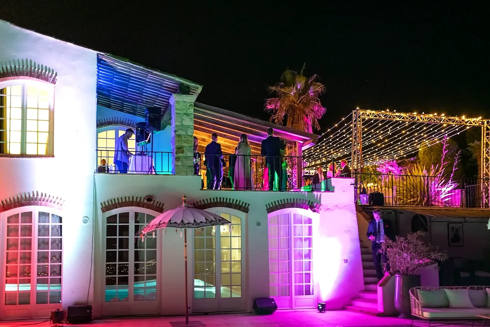 Villa de Cannes éclairée le soir pour une réception